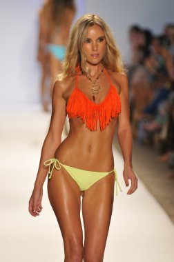 Miami - 22 Temmuz: Model yürür pist Monia bilge yüzmek koleksiyonu bahar yaz 2013 Mercedes-Benz yüzmek moda haftası 22 Temmuz 2012 Miami, Fl Lspace