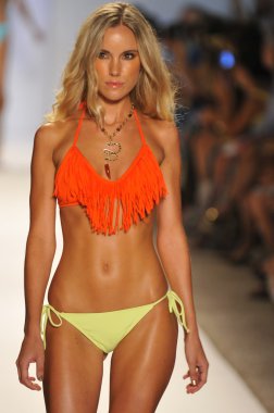 Miami - 22 Temmuz: Model yürür pist Monia bilge yüzmek koleksiyonu bahar yaz 2013 Mercedes-Benz yüzmek moda haftası 22 Temmuz 2012 Miami, Fl Lspace