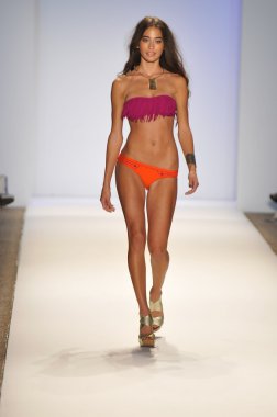 Miami - 22 Temmuz: Model yürür pist Monia bilge yüzmek koleksiyonu bahar yaz 2013 Mercedes-Benz yüzmek moda haftası 22 Temmuz 2012 Miami, Fl Lspace