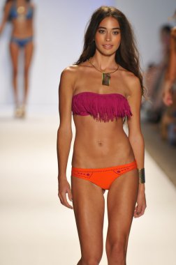 Miami - 22 Temmuz: Model yürür pist Monia bilge yüzmek koleksiyonu bahar yaz 2013 Mercedes-Benz yüzmek moda haftası 22 Temmuz 2012 Miami, Fl Lspace