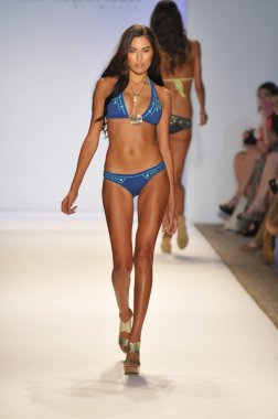 Miami - 22 Temmuz: Model yürür pist Monia bilge yüzmek koleksiyonu bahar yaz 2013 Mercedes-Benz yüzmek moda haftası 22 Temmuz 2012 Miami, Fl Lspace
