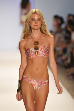 Miami - 22 Temmuz: Model yürür pist Monia bilge yüzmek koleksiyonu bahar yaz 2013 Mercedes-Benz yüzmek moda haftası 22 Temmuz 2012 Miami, Fl Lspace