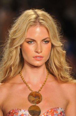 Miami - 22 Temmuz: Model yürür pist Monia bilge yüzmek koleksiyonu bahar yaz 2013 Mercedes-Benz yüzmek moda haftası 22 Temmuz 2012 Miami, Fl Lspace