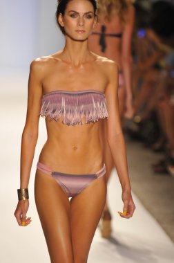 Miami - 22 Temmuz: Model yürür pist Monia bilge yüzmek koleksiyonu bahar yaz 2013 Mercedes-Benz yüzmek moda haftası 22 Temmuz 2012 Miami, Fl Lspace