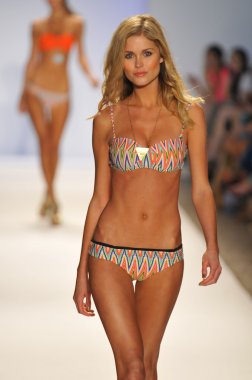 Miami - 22 Temmuz: Model yürür pist Monia bilge yüzmek koleksiyonu bahar yaz 2013 Mercedes-Benz yüzmek moda haftası 22 Temmuz 2012 Miami, Fl Lspace
