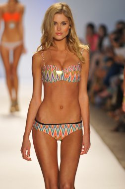 Miami - 22 Temmuz: Model yürür pist Monia bilge yüzmek koleksiyonu bahar yaz 2013 Mercedes-Benz yüzmek moda haftası 22 Temmuz 2012 Miami, Fl Lspace