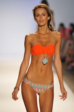 Miami - 22 Temmuz: Model yürür pist Monia bilge yüzmek koleksiyonu bahar yaz 2013 Mercedes-Benz yüzmek moda haftası 22 Temmuz 2012 Miami, Fl Lspace
