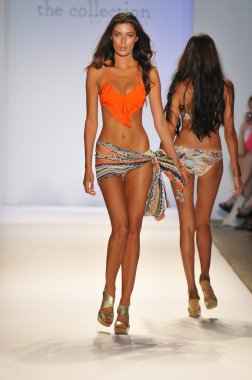 Miami - 22 Temmuz: Model yürür pist Monia bilge yüzmek koleksiyonu bahar yaz 2013 Mercedes-Benz yüzmek moda haftası 22 Temmuz 2012 Miami, Fl Lspace
