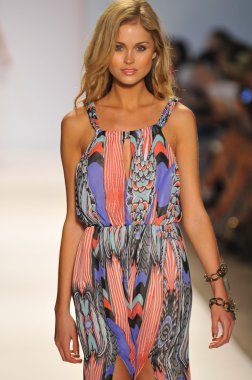 Miami - 22 Temmuz: Model yürür pist Monia bilge yüzmek koleksiyonu bahar yaz 2013 Mercedes-Benz yüzmek moda haftası 22 Temmuz 2012 Miami, Fl Lspace