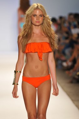 Miami - 22 Temmuz: Model yürür pist Monia bilge yüzmek koleksiyonu bahar yaz 2013 Mercedes-Benz yüzmek moda haftası 22 Temmuz 2012 Miami, Fl Lspace