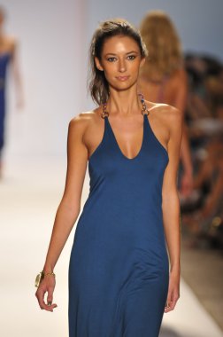 Miami - 22 Temmuz: Model yürür pist Monia bilge yüzmek koleksiyonu bahar yaz 2013 Mercedes-Benz yüzmek moda haftası 22 Temmuz 2012 Miami, Fl Lspace