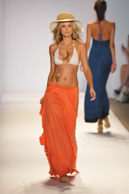 Miami - 22 Temmuz: Model yürür pist Monia bilge yüzmek koleksiyonu bahar yaz 2013 Mercedes-Benz yüzmek moda haftası 22 Temmuz 2012 Miami, Fl Lspace