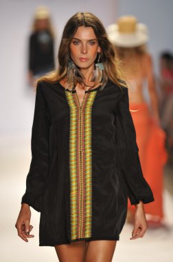 Miami - 22 Temmuz: Model yürür pist Monia bilge yüzmek koleksiyonu bahar yaz 2013 Mercedes-Benz yüzmek moda haftası 22 Temmuz 2012 Miami, Fl Lspace