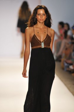 Miami - 22 Temmuz: Model yürür pist Monia bilge yüzmek koleksiyonu bahar yaz 2013 Mercedes-Benz yüzmek moda haftası 22 Temmuz 2012 Miami, Fl Lspace