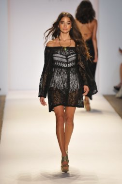Miami - 22 Temmuz: Model yürür pist Monia bilge yüzmek koleksiyonu bahar yaz 2013 Mercedes-Benz yüzmek moda haftası 22 Temmuz 2012 Miami, Fl Lspace