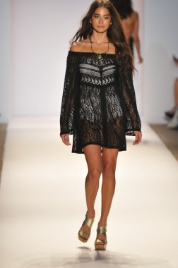 Miami - 22 Temmuz: Model yürür pist Monia bilge yüzmek koleksiyonu bahar yaz 2013 Mercedes-Benz yüzmek moda haftası 22 Temmuz 2012 Miami, Fl Lspace