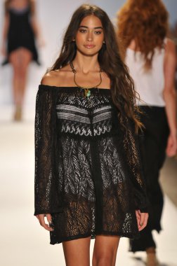 Miami - 22 Temmuz: Model yürür pist Monia bilge yüzmek koleksiyonu bahar yaz 2013 Mercedes-Benz yüzmek moda haftası 22 Temmuz 2012 Miami, Fl Lspace