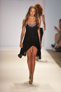 Miami - 22 Temmuz: Model yürür pist Monia bilge yüzmek koleksiyonu bahar yaz 2013 Mercedes-Benz yüzmek moda haftası 22 Temmuz 2012 Miami, Fl Lspace