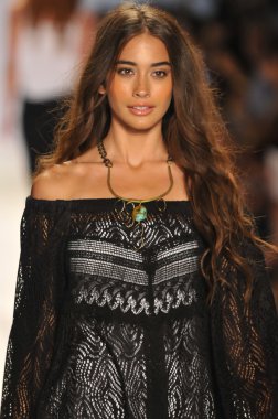 Miami - 22 Temmuz: Model yürür pist Monia bilge yüzmek koleksiyonu bahar yaz 2013 Mercedes-Benz yüzmek moda haftası 22 Temmuz 2012 Miami, Fl Lspace