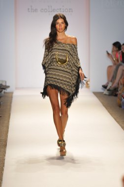 Miami - 22 Temmuz: Model yürür pist Monia bilge yüzmek koleksiyonu bahar yaz 2013 Mercedes-Benz yüzmek moda haftası 22 Temmuz 2012 Miami, Fl Lspace