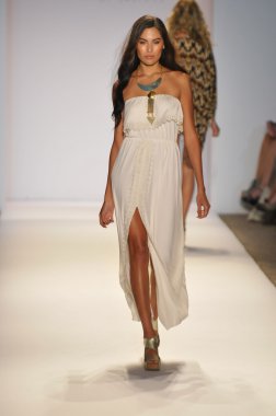 Miami - 22 Temmuz: Model yürür pist Monia bilge yüzmek koleksiyonu bahar yaz 2013 Mercedes-Benz yüzmek moda haftası 22 Temmuz 2012 Miami, Fl Lspace