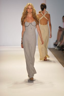 Miami - 22 Temmuz: Model yürür pist Monia bilge yüzmek koleksiyonu bahar yaz 2013 Mercedes-Benz yüzmek moda haftası 22 Temmuz 2012 Miami, Fl Lspace