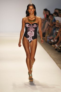 Miami - 22 Temmuz: Model yürür pist Monia bilge yüzmek koleksiyonu bahar yaz 2013 Mercedes-Benz yüzmek moda haftası 22 Temmuz 2012 Miami, Fl Lspace