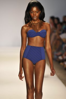 Miami - 22 Temmuz: Model yürür pist Monia bilge yüzmek koleksiyonu bahar yaz 2013 Mercedes-Benz yüzmek moda haftası 22 Temmuz 2012 Miami, Fl Lspace