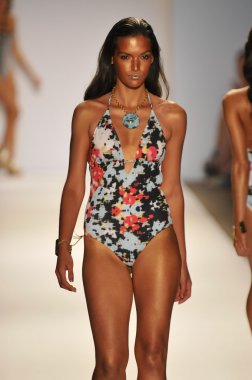 Miami - 22 Temmuz: Model yürür pist Monia bilge yüzmek koleksiyonu bahar yaz 2013 Mercedes-Benz yüzmek moda haftası 22 Temmuz 2012 Miami, Fl Lspace