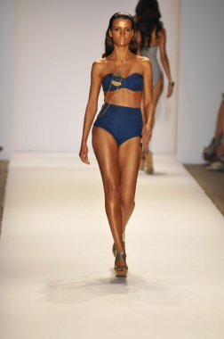 Miami - 22 Temmuz: Model yürür pist Monia bilge yüzmek koleksiyonu bahar yaz 2013 Mercedes-Benz yüzmek moda haftası 22 Temmuz 2012 Miami, Fl Lspace