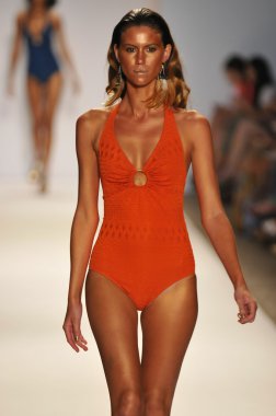 Miami - 22 Temmuz: Model yürür pist Monia bilge yüzmek koleksiyonu bahar yaz 2013 Mercedes-Benz yüzmek moda haftası 22 Temmuz 2012 Miami, Fl Lspace