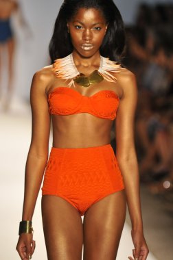 Miami - 22 Temmuz: Model yürür pist Monia bilge yüzmek koleksiyonu bahar yaz 2013 Mercedes-Benz yüzmek moda haftası 22 Temmuz 2012 Miami, Fl Lspace