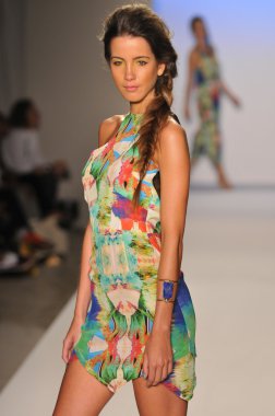 Miami - 22 Temmuz: model yürür suboo mayo tanıtımı için ilkbahar yaz 2013 mercedes-benz yüzmek moda haftası 22 Temmuz 2012 Miami, fl