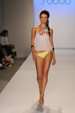 Miami - 22 Temmuz: model yürür suboo mayo tanıtımı için ilkbahar yaz 2013 mercedes-benz yüzmek moda haftası 22 Temmuz 2012 Miami, fl