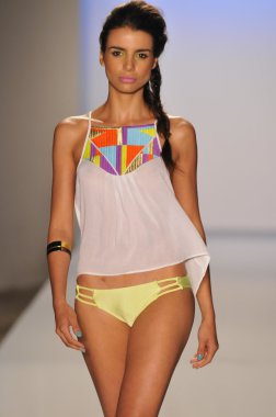 Miami - 22 Temmuz: model yürür suboo mayo tanıtımı için ilkbahar yaz 2013 mercedes-benz yüzmek moda haftası 22 Temmuz 2012 Miami, fl