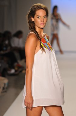 Miami - 22 Temmuz: model yürür suboo mayo tanıtımı için ilkbahar yaz 2013 mercedes-benz yüzmek moda haftası 22 Temmuz 2012 Miami, fl