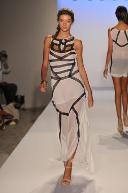 Miami - 22 Temmuz: model yürür suboo mayo tanıtımı için ilkbahar yaz 2013 mercedes-benz yüzmek moda haftası 22 Temmuz 2012 Miami, fl