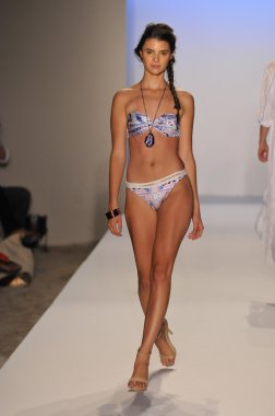 Miami - 22 Temmuz: model yürür suboo mayo tanıtımı için ilkbahar yaz 2013 mercedes-benz yüzmek moda haftası 22 Temmuz 2012 Miami, fl