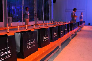 Miami - 22 Temmuz: tasarımcı hediye çanta beyaz mayo tanıtımı için ilkbahar yaz 2013 mercedes-benz yüzmek moda haftası 22 Temmuz 2012 Miami, fl