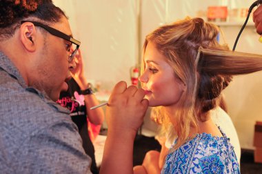 Miami - 22 Temmuz: bir model sahne arkasında beyaz mayo tanıtımı 22 Temmuz 2012 Miami, mercedes-benz yüzmek moda haftası sırasında 2013 ilkbahar yaz için hazır hale fl