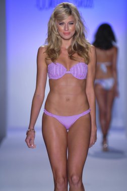 Miami - 22 Temmuz: model yürür beyaz mayo tanıtımı için mercedes-benz yüzmek moda haftası 22 Temmuz 2012 ilkbahar yaz 2013 pist miami, fl