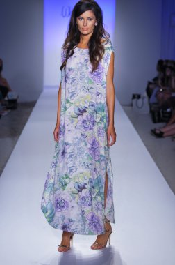 Miami - 22 Temmuz: model yürür beyaz mayo tanıtımı için mercedes-benz yüzmek moda haftası 22 Temmuz 2012 ilkbahar yaz 2013 pist miami, fl