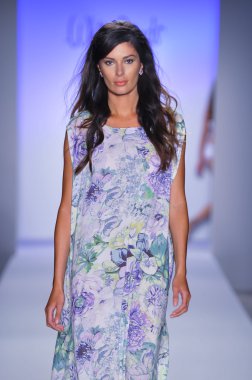 Miami - 22 Temmuz: model yürür beyaz mayo tanıtımı için mercedes-benz yüzmek moda haftası 22 Temmuz 2012 ilkbahar yaz 2013 pist miami, fl