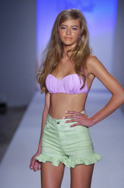 Miami - 22 Temmuz: model yürür beyaz mayo tanıtımı için mercedes-benz yüzmek moda haftası 22 Temmuz 2012 ilkbahar yaz 2013 pist miami, fl