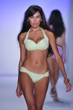 Miami - 22 Temmuz: model yürür beyaz mayo tanıtımı için mercedes-benz yüzmek moda haftası 22 Temmuz 2012 ilkbahar yaz 2013 pist miami, fl