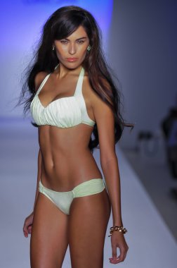 Miami - 22 Temmuz: model yürür beyaz mayo tanıtımı için mercedes-benz yüzmek moda haftası 22 Temmuz 2012 ilkbahar yaz 2013 pist miami, fl
