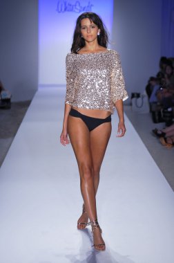 Miami - 22 Temmuz: model yürür beyaz mayo tanıtımı için mercedes-benz yüzmek moda haftası 22 Temmuz 2012 ilkbahar yaz 2013 pist miami, fl