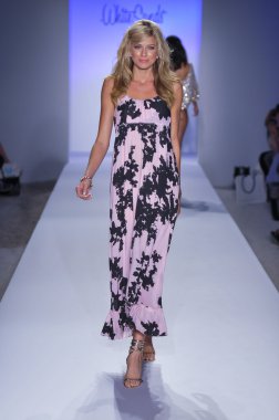 Miami - 22 Temmuz: model yürür beyaz mayo tanıtımı için mercedes-benz yüzmek moda haftası 22 Temmuz 2012 ilkbahar yaz 2013 pist miami, fl