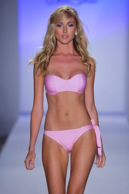Miami - 22 Temmuz: model yürür beyaz mayo tanıtımı için mercedes-benz yüzmek moda haftası 22 Temmuz 2012 ilkbahar yaz 2013 pist miami, fl