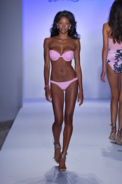 Miami - 22 Temmuz: model yürür beyaz mayo tanıtımı için mercedes-benz yüzmek moda haftası 22 Temmuz 2012 ilkbahar yaz 2013 pist miami, fl
